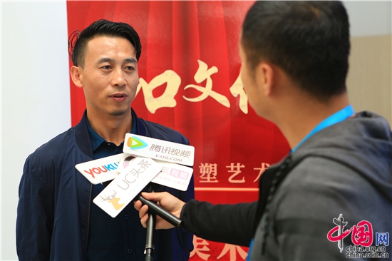 北京艺人行文化有限公司董事长徐立伟现场接受媒体采访