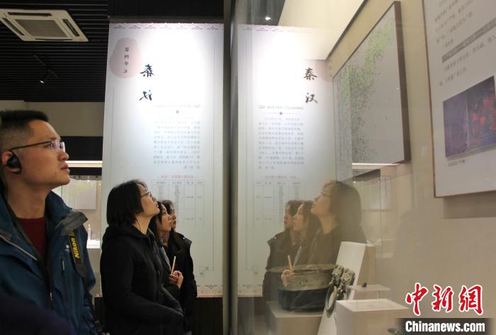 图为媒体记者参观青州博物馆。　赵晓 摄