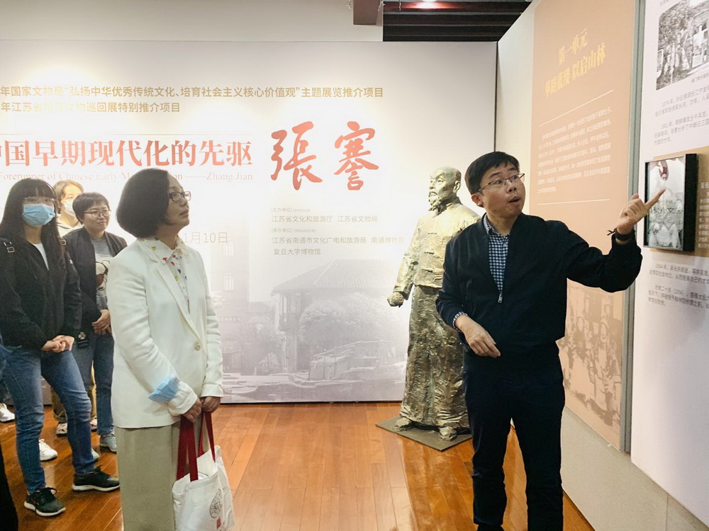 嘉宾在复旦大学博物馆观摩展览澎湃新闻记者程千千摄