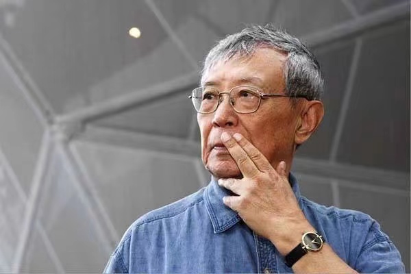 2010年10月，李泽厚在上海参观世博会。澎湃新闻记者赵昀图