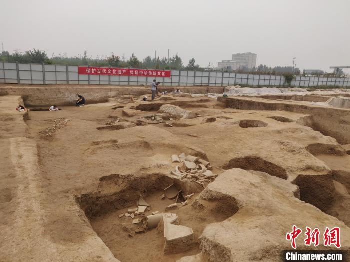 镐京14号建筑基址发掘现场。　陕西省考古研究院供图