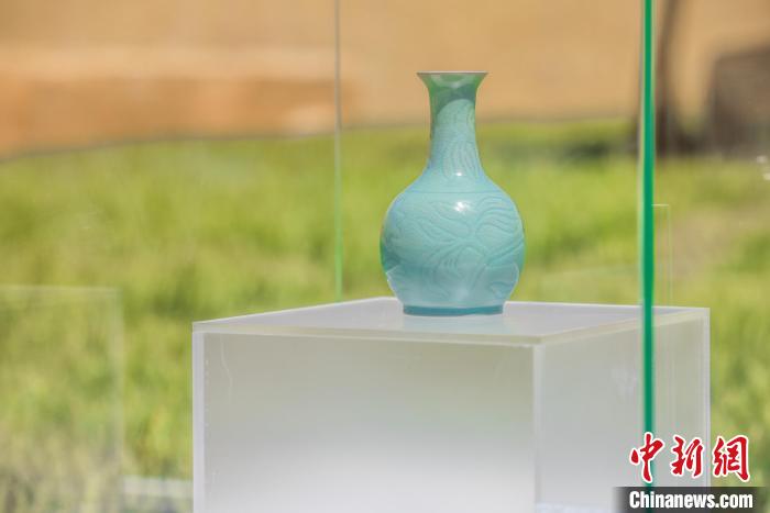 “汝窯天藍釉刻花鵝頸瓶”展品。　河南省文化和旅遊廳供圖