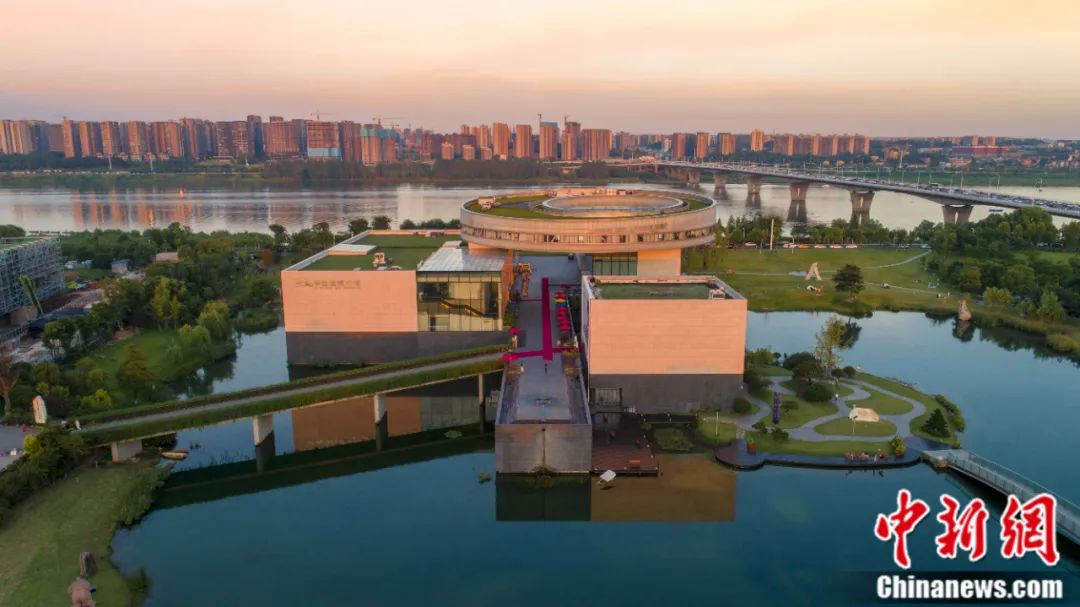 背靠湘江的李自健美术馆，2016年建成。受访者供图
