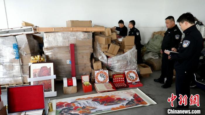 上海警方破獲一起專門誘騙收藏者投資購買假冒“文玩字畫”收藏品的案件。　上海市公安局供圖