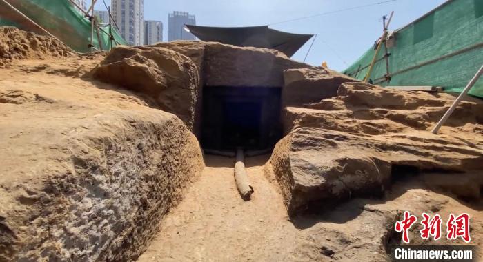 图为古墓洞口(视频截图)。　重庆市文物考古研究院供图