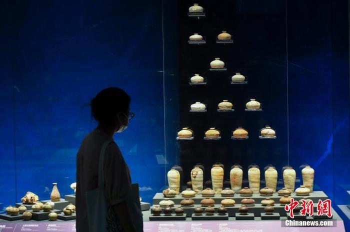 图为游客在中国(海南)南海博物馆参观。 <a target='_blank' href='/' >中新网</a>记者骆云飞摄